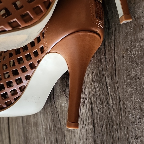 Caged Lace-Up Shooties - Picture 7 of 8